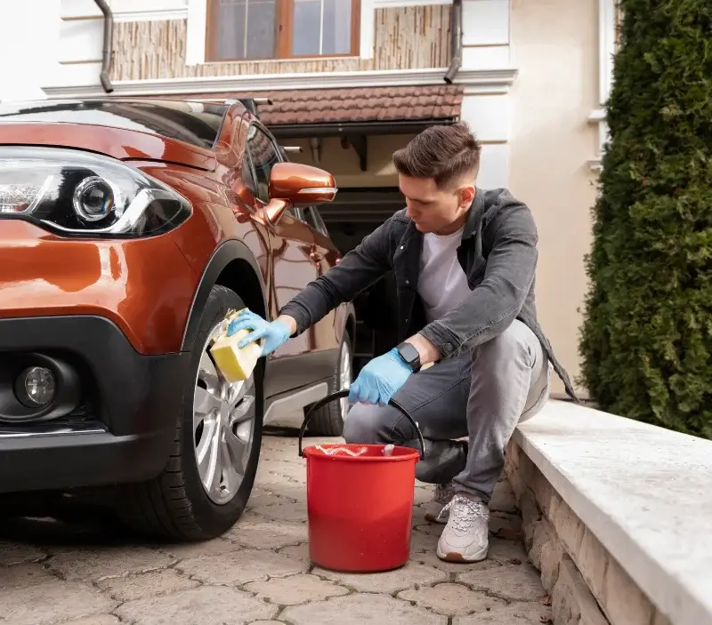 Lavage auto à domicile Les Vallées de la Vanne : professionnel intervenant sur un véhicule